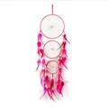 Dreiring-Boho-Traumfänger mit rosa Federn für stilvolle Wanddekoration im Haus - Großer Drei-Ring Traumfänger (MS6986) / Fuchsia