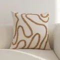 Funda de cojín beige moderna con patrones artísticos de ondas tuftadas marrones en un sofá - 45x45cm Sin Relleno / Cream White (Tufted Wavy Lines)