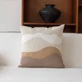 Housse de coussin boho moderne avec motif de vagues touffetées dans les tons terreux - 45x45cm (Sans Noyau) / Velours Bouclé - Île Brune Chaude (Texture Ondulée) / Crème et Marron