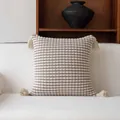 Housse de coussin tissée texturée avec pompons tons terre pour décoration de canapé - 45x45cm (Sans Noyau) / Teint en Fil - Gland Texturé (Texture à Pois) / Crème et Marron
