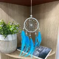 Atrapasueños artesanal con plumas azul brillante y decoraciones en malla plata - 8cm / Azul (MS0051H)