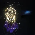 Atrapasueños morado hecho a mano con luces LED y plumas para decoración de cuarto - Atrapasueños con Colgante de Luna (MS0098FCD)