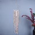 Elegante atrapasueños bohemio de macramé blanco hecho a mano con forma de luna para pared - Estilo Luna Beige (MS7213B)