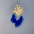 Variante atrapasueños azul hecho a mano con luces LED cálidas y plumas para colgar en pared - Atrapasueños con Colgante de Luna (MS0098HCD)