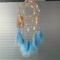 Atrapasueños azul claro hecho a mano con luces LED y plumas suaves para habitación - Atrapasueños con Colgante de Luna (MS0098ICD)