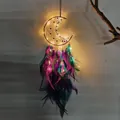 Dromerige maan-dromenvanger met paarse en groenblauwe veren en warme LED-verlichting - Meerkleurig met Licht (MS9327ACD)
