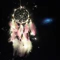 Atrapasueños rosa y blanco con luces LED y plumas para decoración de cuarto - Atrapasueños con Colgante de Estrella (MS0129BCD)