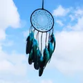 Attrape-rêves fait main avec plumes bleues et noires sur fond de ciel bleu clair. - MS9160A (Sans Lumière) / Anneau 15cm