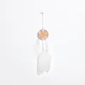 Pequeño atrapasueños blanco con flor de ganchillo rosa y plumas suaves para coche - Estilo floral rosa y amarillo (MS9302) / 8cm