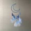 Acchiappasogni a forma di luna blu con piume sfumate e nappe per decorazione murale moderna - Luna / Blu