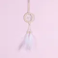 Atrapasueños pequeño hecho a mano para coche con plumas blancas y fondo rosa suave - Estilo Simple Blanco Roto (MS9527)