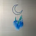 Acchiappasogni a luna blu fatto a mano con piume e nappe per decorazione da parete - Luna / Blu
