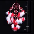Rode en witte handgemaakte dromenvanger met 5 ringen en afmetingen 50cm totale lengte - Rood-witte Veren Stijl met Vijf Ringen (MS1047A)