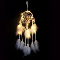 Elegante atrapasueños con plumas blancas y luces LED para decoración de pared de cuarto - Atrapasueños de Pompones Multicolores (MS0136CD)