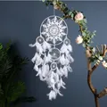 Handgemaakte witte dromenvanger met vijf ringen, gehaakt kant en zachte, pluizige witte veren - Puur Wit Kant Veren Stijl met Vijf Ringen (MS9510)