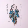 Retro stijl vijf-ring dromenvanger met blauwe veren en witte kralen met afmetingen getoond - Retro Dromenvanger met Vijf Ringen (MS9103A) / Blauw Bruin
