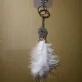 Llavero atrapasueños con pluma blanca y rueda solar plateada para coche - Estilo Rueda Solar y Estrella / 8cm / Blanco (MS9307B)