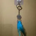 Exquisito llavero atrapasueños con pluma azul para decoración de coche o regalo - Estilo Anillo Tejido de Metal / 8cm / Azul Brillante (MS9307A)