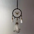 Elegante atrapasueños hecho a mano para coche con cabeza de ciervo dorada y plumas blancas - Estilo Cabeza de Ciervo con Aro Exterior Negro / 8cm / Negro (MS0059 Negro)