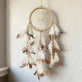 Colgante atrapasueños bohemio hecho a mano con plumas blancas y marrones y cuentas madera - 11cm / Beige (MS6079)