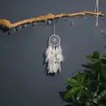 Elegante atrapasueños hecho a mano con plumas blancas para decoración de pared boho - Sin Luz / Blanco