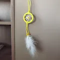 Atrapasueños amarillo de estilo nórdico hecho a mano con suaves plumas blancas - Blanco Ámbar