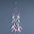 Atrapasueños hecho a mano violeta pastel con plumas y pompones para decoración - Estilo Estándar Púrpura (MS9448) / Púrpura / 16cm