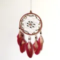 Exquisito atrapasueños nórdico hecho a mano con plumas rojas vibrantes y detalles de cuentas - Estilo MS9469A / Diámetro 16cm / Rojo