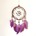 Atrapasueños hecho a mano de estilo nórdico con plumas moradas y colgante de aro marrón - Púrpura