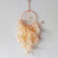 Atrapasueños hecho a mano con plumas naranjas y perle blancas para decorar paredes - Naranja 16cm (MS9487B)