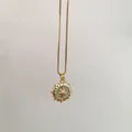 Elegante goldene Kompass-Stern-Halskette mit funkelnden Steinen an einer Box-Kette. - Kompass / Gold