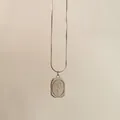 Minimalistische Vintage-Silberhalskette mit Rosen-Gravur-Anhänger an einer Schlangenkette - Rose / Silber