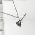 Punkrock-Gitarrenhalskette aus Silber auf einem minimalistischen weißen Kartenhintergrund - Panzerkette / Panzerkette Schwarze Gitarre
