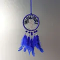Blauwe retro dromenvanger met levensboomsteenontwerp en levendige veren. - Dromenvanger Levensboom Stijl (MS9456K) / Saffierblauw