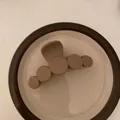 Primer plano de una pinza para el pelo geométrica mate color té con leche - Pinza de Forma de Cinco Anillos / Café