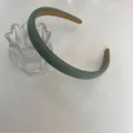 Dettaglio ravvicinato di un cerchietto in spugna verde da 2 cm con trama premium - Verde Matcha