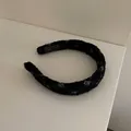 Vista de detalle de una diadema de punto negro esponjoso con puntos plateados brillantes - Negro