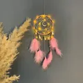 Atrapasueños boho rosa hecho a mano con luces LED cálidas y colgante de luna de plata decor - Rosa con Luces