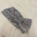 Detalle de manguitos de protección solar en gasa con flores azules y puños elásticos. - Floral Azul