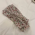 Vista detallada del elegante estampado floral en manguitos de gasa para protección solar - Blanco Con Flores Rojas