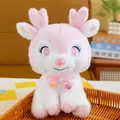 Vue détaillée d'un mignon cerf en peluche rose et blanc avec un nœud décoratif. - Rose / 23cm