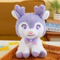Détail d'un cerf en peluche violet et blanc avec un nœud brillant dans un panier. - Violet / 23cm