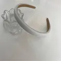 Vista dall'alto di una fascia imbottita azzurra da 2 cm con tulipano decorativo - Bianco