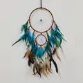 Acchiappasogni vintage fatto a mano da parete con le perλε turchesi e le piume blu - 9567B