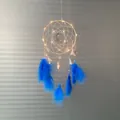 Atrapasueños boho hecho a mano con colgante de luna y plumas azules muy vivas. - Anillo Plata Azul Con Luces