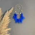 Atrapasueños azul hecho a mano con dije de luna plateada y plumas vibrantes - Anillo Plata Azul Regular
