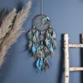 Capteur de rêves fait main à cinq anneaux avec turquoise et plumes bleues pour déco - Style Native Rétro (MS9493)