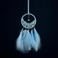 Atrapasueños azul claro con piedras naturales y plumas suaves para decoración - Estilo de Luna Creciente Azul Cielo (MS4047C) / Azul cielo