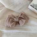 Primer plano de una delicada pinza de pelo con lazo de organza multicapa color moka. - Pinza Banana con Lazo / Caqui