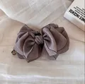 Primer plano de pinza de pelo con lazo de organza multicapa y borde elegante - Pinza Banana con Lazo / Café